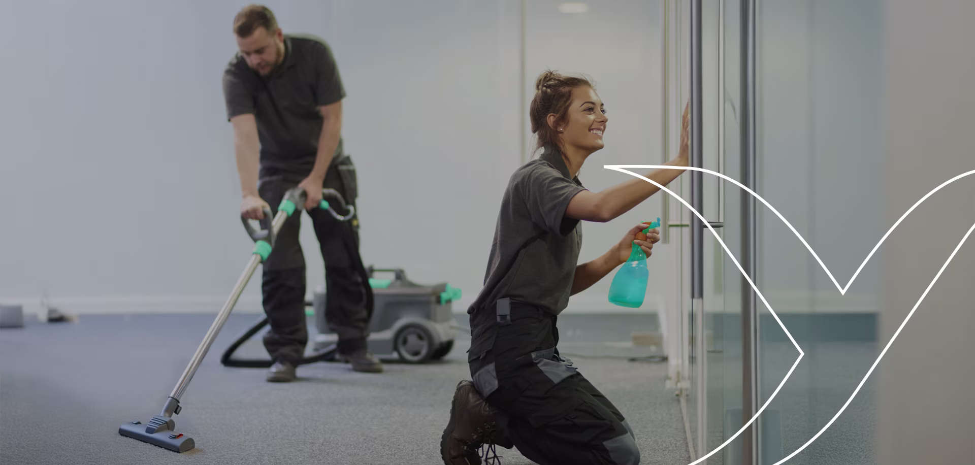 Her temizlik ihtiyacı için güvenilir çözümler - Profesyonel ekipmanlarla ofis temizliği yapan çalışanlar.