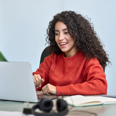 A student working on a laptop, representing Yiğitoğlu's commitment to supporting future professionals through its internship program.